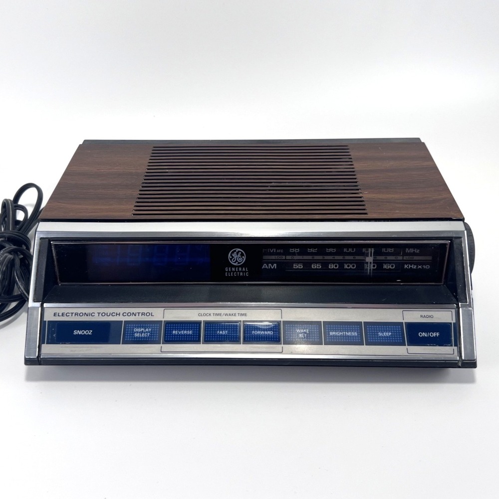 Vintage GE 7-4662C-1980s Green Digital Clock Alarm Radio–Woodgrain Top